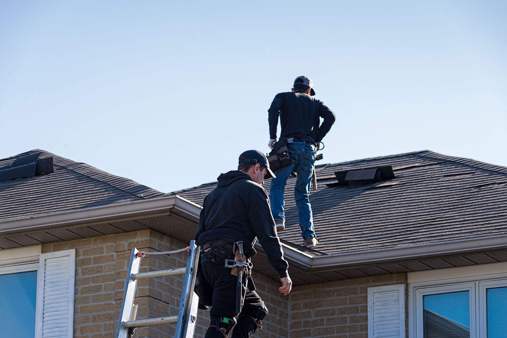 How a Roofing Contractor Figures Out a Roofing Estimate
